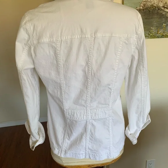 Women's White denim  Button-Up Jacket like new condition. It’s a generous small - Picture 5 of 8
